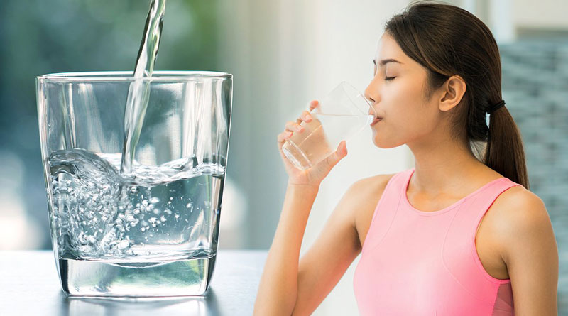 Uống đủ nước giúp kiểm soát hạ huyết áp