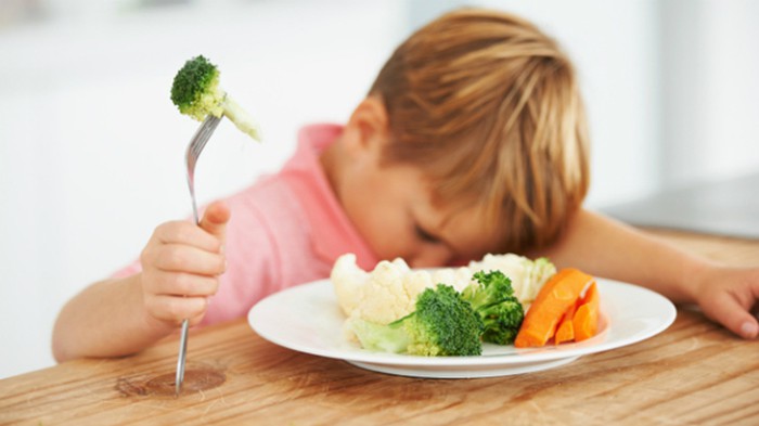 Thói quen ăn uống ít chất xơ là một trong các nguyên nhân dẫn đến táo bón ở trẻ.