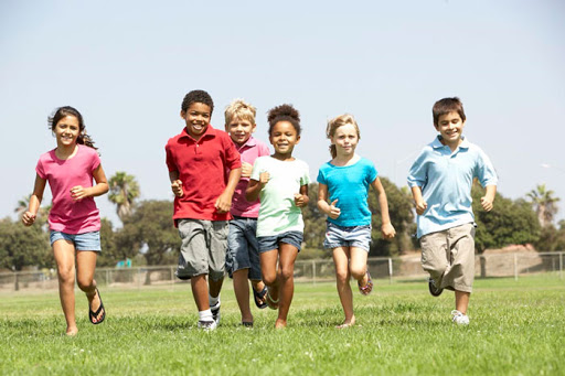 Khuyến khích trẻ tham gia các hoạt động ngoài trời giúp phòng ngừa táo bón.