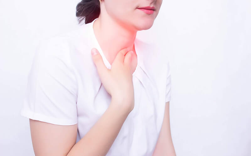 Đau rát họng kéo dài  là triệu chứng dễ nhận biết của viêm họng mạn tính
