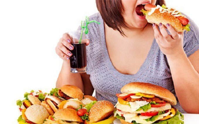 Ăn uống quá nhiều thực phẩm chứa lượng calo lớn gây béo phì