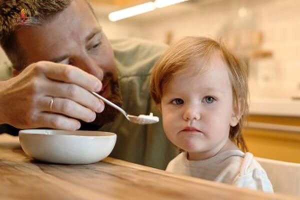 Một số thói quen như để bé ngậm thức ăn lâu có thể gây biếng ăn