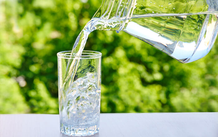Uống nhiều nước tăng đào thải vi khuẩn đường niệu