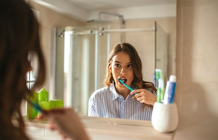 Đánh răng giúp ngăn ngừa sâu răng, giảm cảm giác thèm ăn vặt