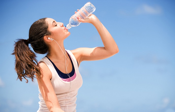 Uống đủ nước để tăng thải trừ các chất ra khỏi cơ thể