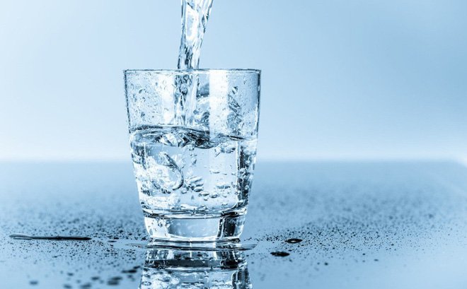 bệnh trĩ nên uống nước đầy đủ mỗi ngày