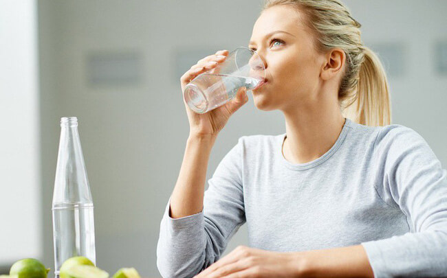 Uống đủ nước hàng ngày