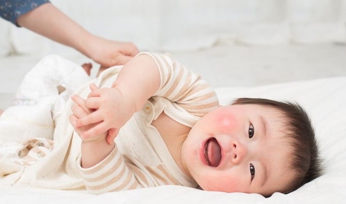 Trẻ bị dị ứng sữa thường nổi mẩn đỏ trên da 