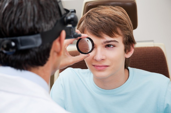 Khám mắt để chẩn đoán nhược thị