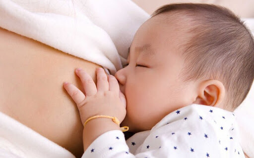 Sữa non là nguồn dinh dưỡng tốt nhất cho trẻ trong 7 ngày đầu sau sinh