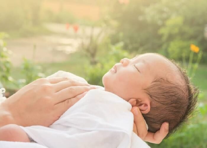 Thường xuyên tắm nắng để bổ sung vitamin D và canxi cho trẻ