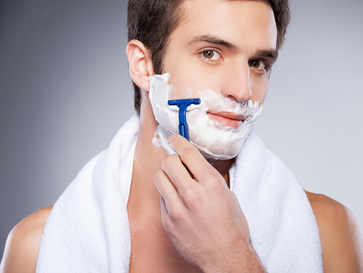 Cạo râu cẩn thận để tránh làm tổn thương da mặt