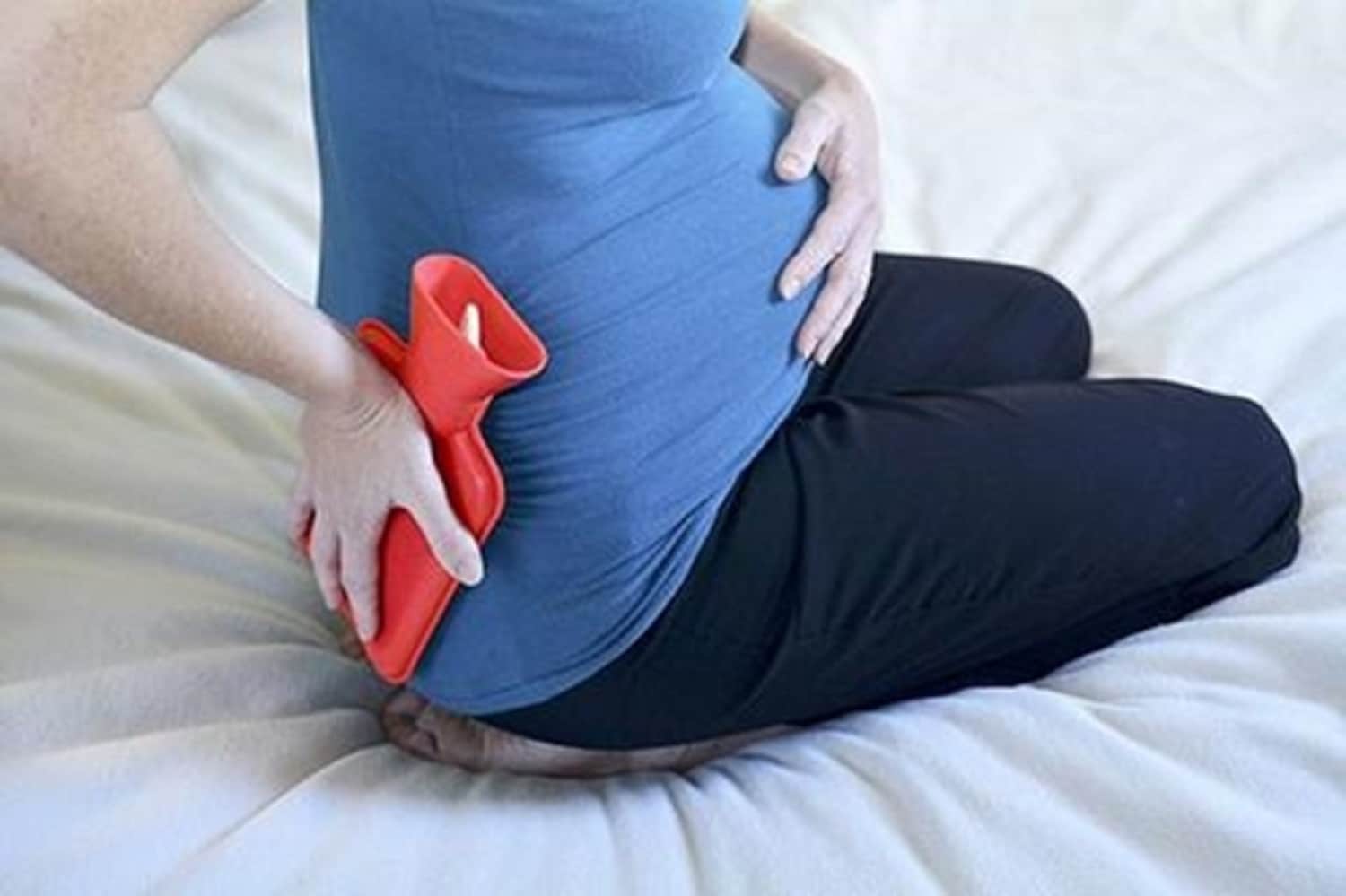 Chườm nóng giúp mẹ bầu làm dịu cảm giác đau trong đau thần kinh tọa khi mang thai