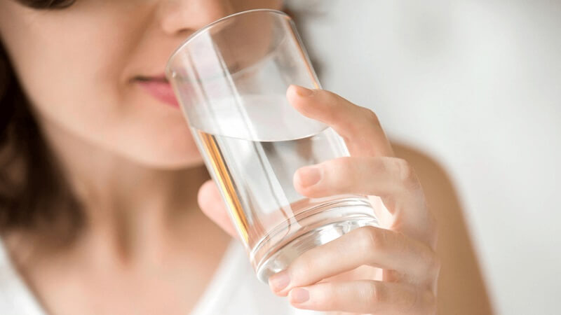 Uống quá nhiều nước làm sai kết quả của que thử rụng trứng