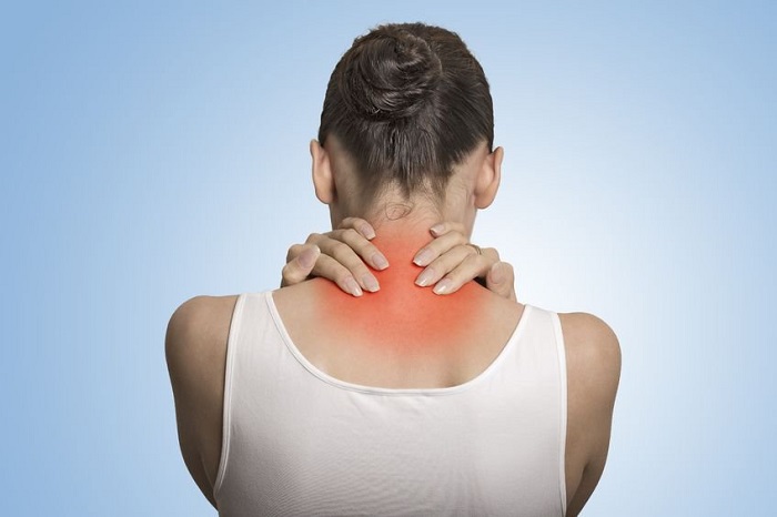 Đau nhức vùng cổ là dấu hiệu điển hình của thoát vị đĩa đệm cột sống cổ