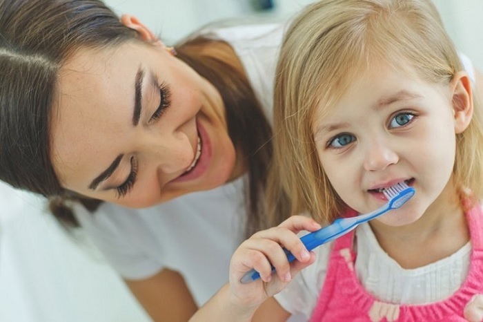Vệ sinh răng miệng cho trẻ sạch sẽ để phòng Amidan
