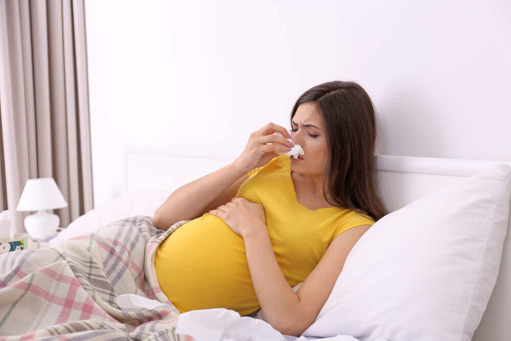 Chảy nước mũi là một trong các triệu chứng của viêm mũi dị ứng thai kỳ