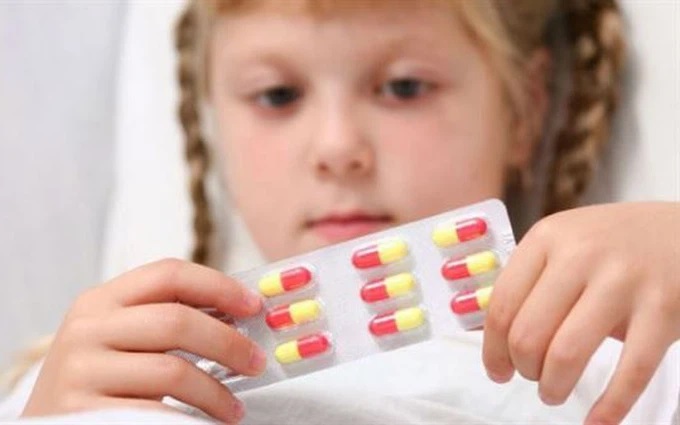 Nếu người bệnh sốt cao trên 38,5 độ C, cần uống thuốc hạ sốt