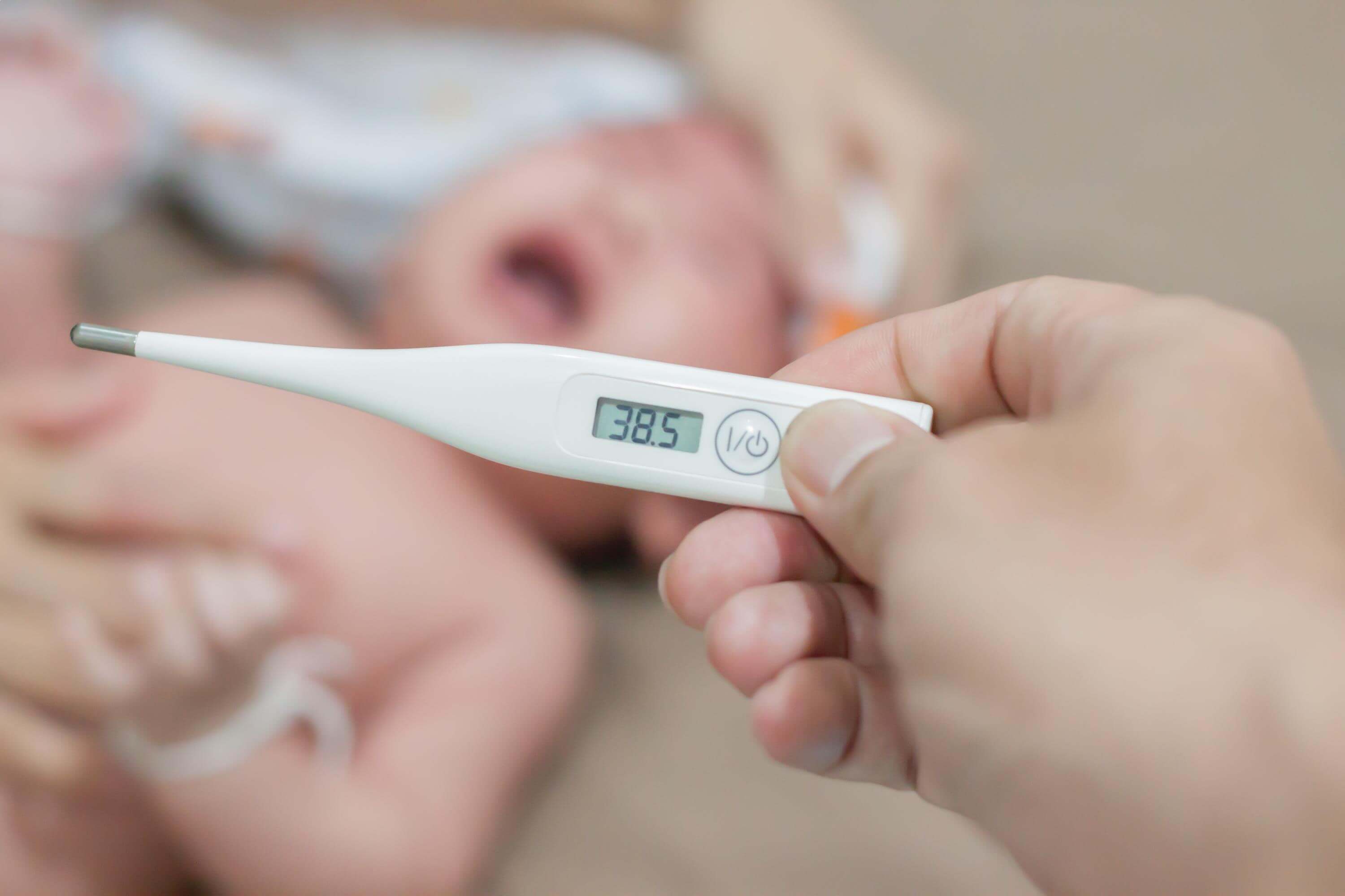 Sốt là một biểu hiện khi bị viêm phế quản ở trẻ sơ sinh