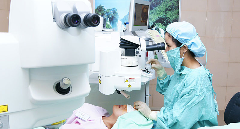 Phẫu thuật mắt điều trị viễn thị mà không phải đeo kính