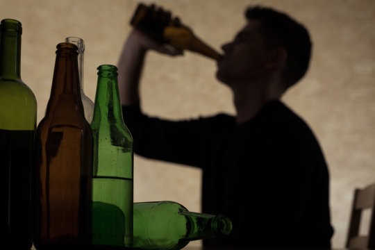 Nam giới tiếp xúc nhiều với rượu bia làm tăng nguy cơ vô sinh