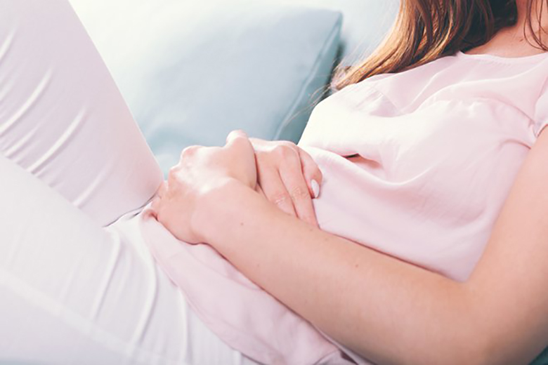 Đau bụng 1 bên là một trong những triệu chứng mang thai ngoài tử cung