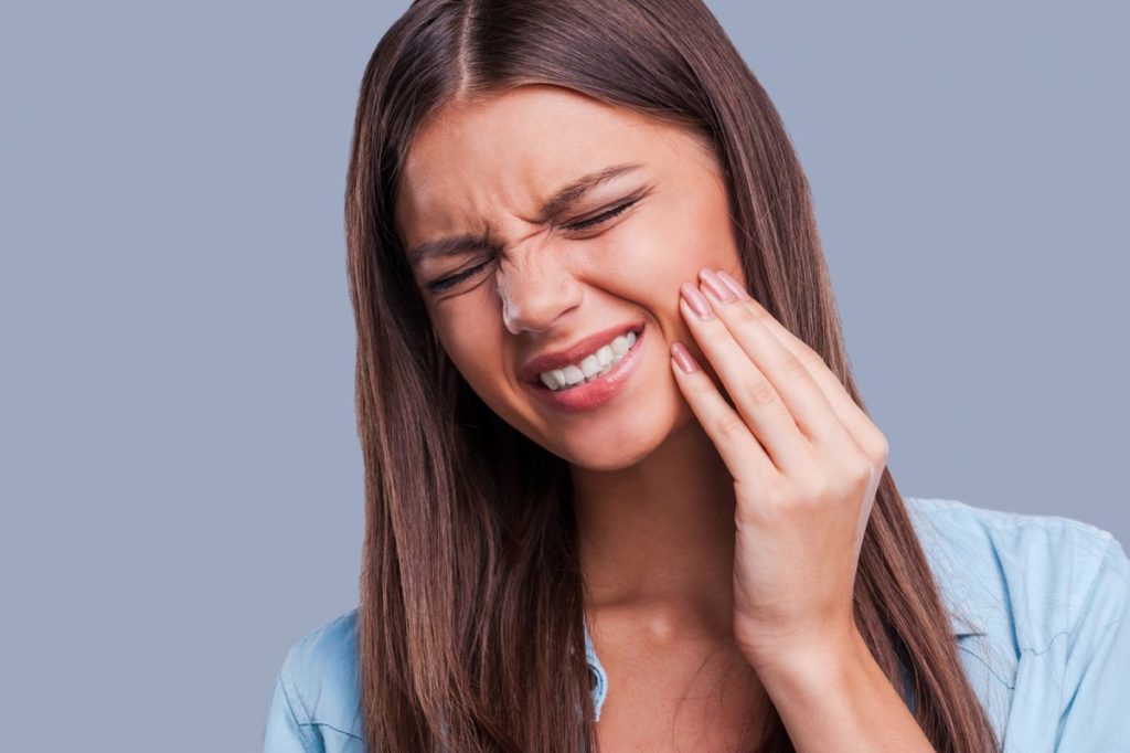 Biểu hiện sâu răng thường là ê buốt, khó chịu