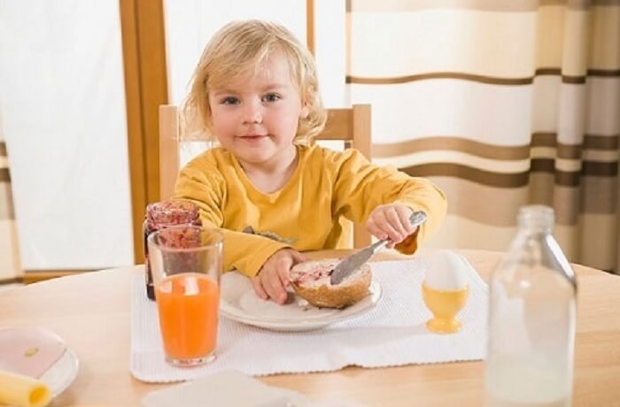 Bé muốn tự làm mọi thứ và được cha mẹ khen ngợi