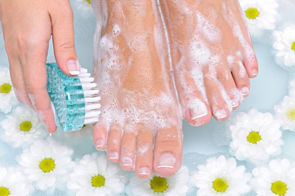 Vệ sinh chân sạch sẽ giảm vi khuẩn xâm nhập