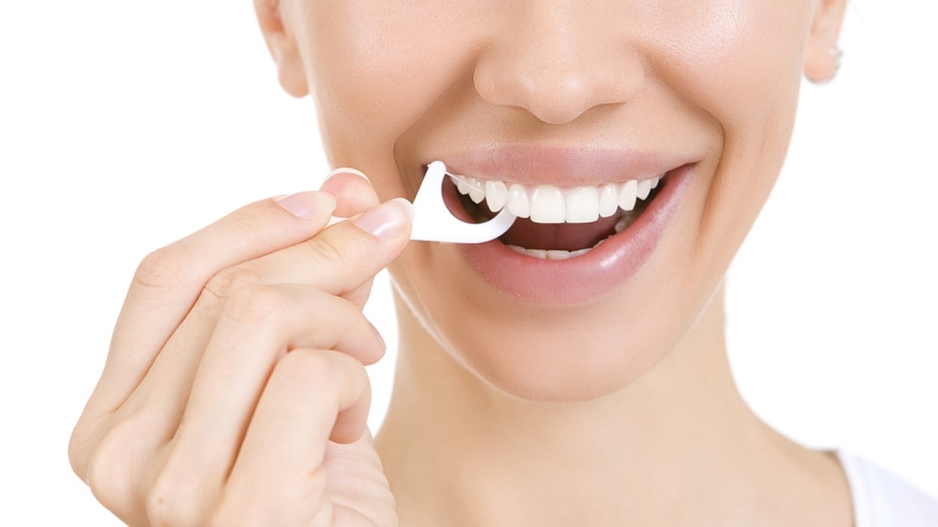 Ngăn ngừa cao răng bằng dùng chỉ nha khoa