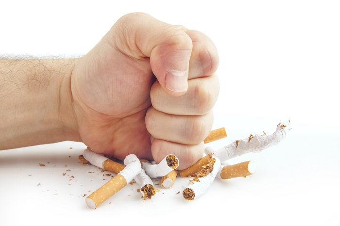 Cần hạn chế hút thuốc lá khi bị viêm họng
