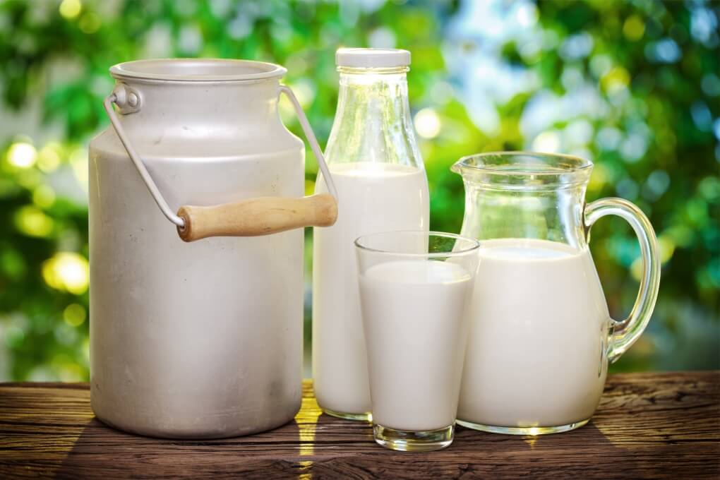 Nên tránh cho con uống những sản phẩm gây dị ứng như sữa bò