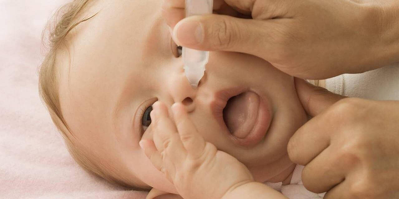 Nhỏ nước muối sinh lý cho trẻ để giảm nghẹt mũi